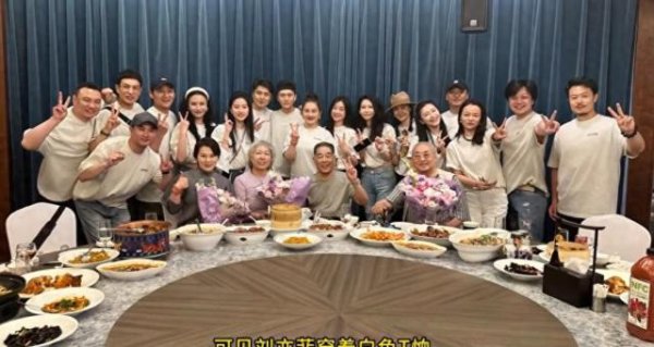 登录入口 刘亦菲素颜干预同学会，白衬衫牛仔裤，黑长直发尾错杂不皆，网友：又我方乱剪头发了