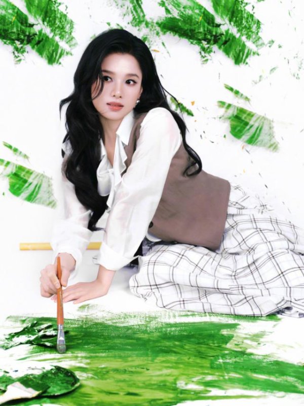 Kaiyun(中国大陆)开云·体育官方网站 张婧仪穿白衬衫配灰马甲 文艺极新笑脸明媚