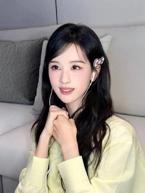 Kaiyun(中国大陆)开云·体育官方网站 陈皆灵穿奶黄色上衣灵动又可儿