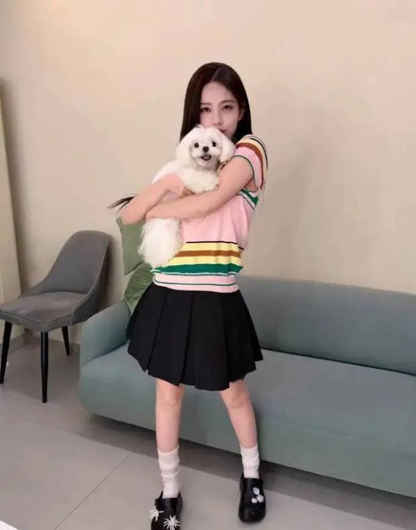 Kaiyun(中国大陆)开云·体育官方网站 李一桐身着彩色T恤配玄色短裙 怀抱小狗甜好意思灵动