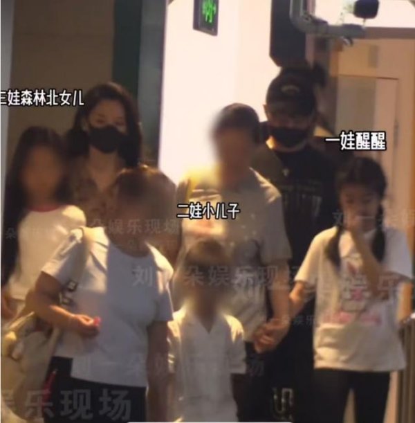 Kaiyun中国大陆开云体育官网入口 汪峰丛林北带五娃约聚，丛林北亲送小苹果上车，含笑告别干系融洽